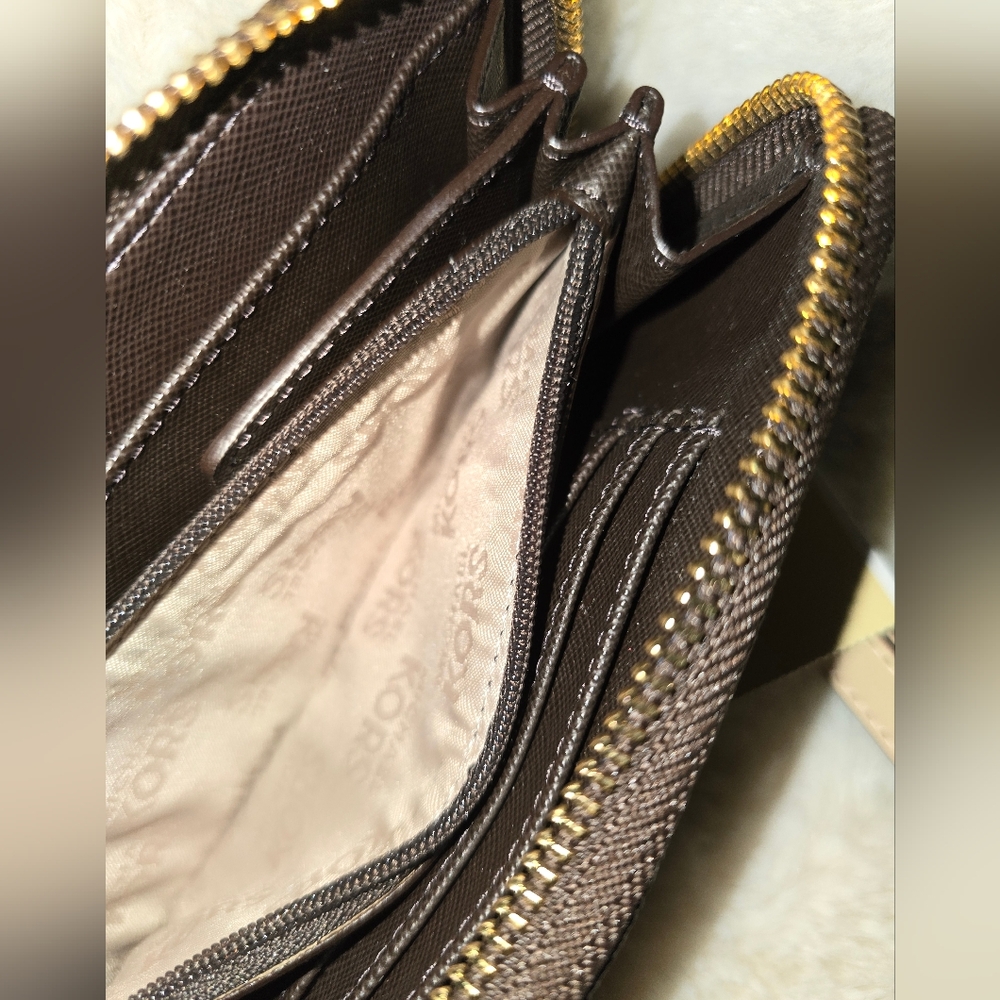 Michael Kors Monogram Zip-around phone wallet NWT - Picture 5 of 8
